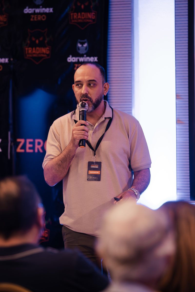 César Sambrano, mentor de Trading Discrecional, hablando en el evento de Córdoba