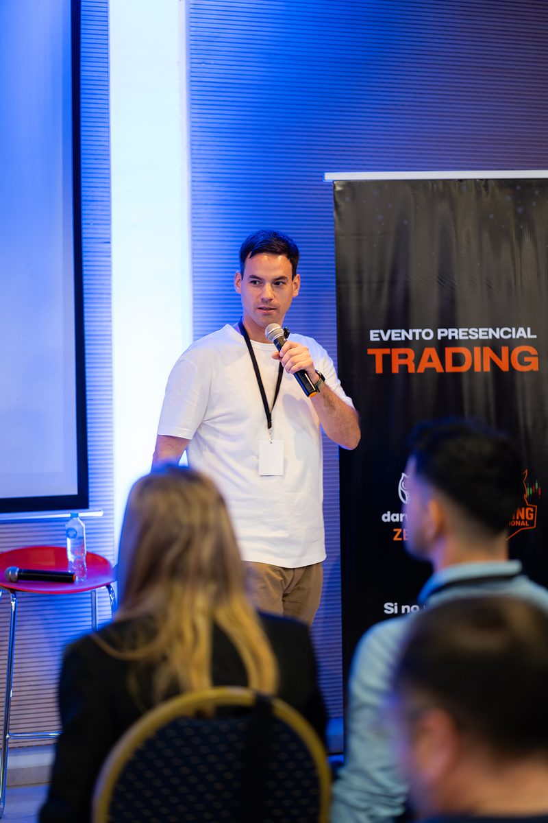 Matías Juarez, mentor de Trading Discrecional, hablando en el evento de Córdoba